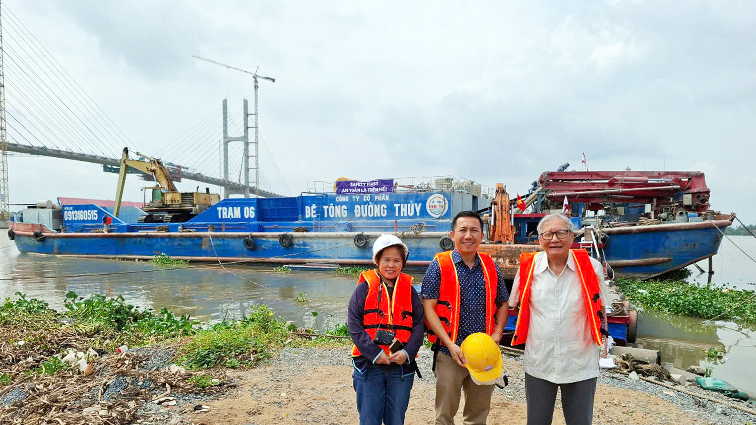 GIÁO SƯ, TIẾN SĨ KHOA HỌC NGUYỄN NGỌC TRÂN THĂM TRẠM TRỘN BÊ TÔNG ĐƯỜNG THỦY TẠI DỰ ÁN CẦU RẠCH MIỄU 2
