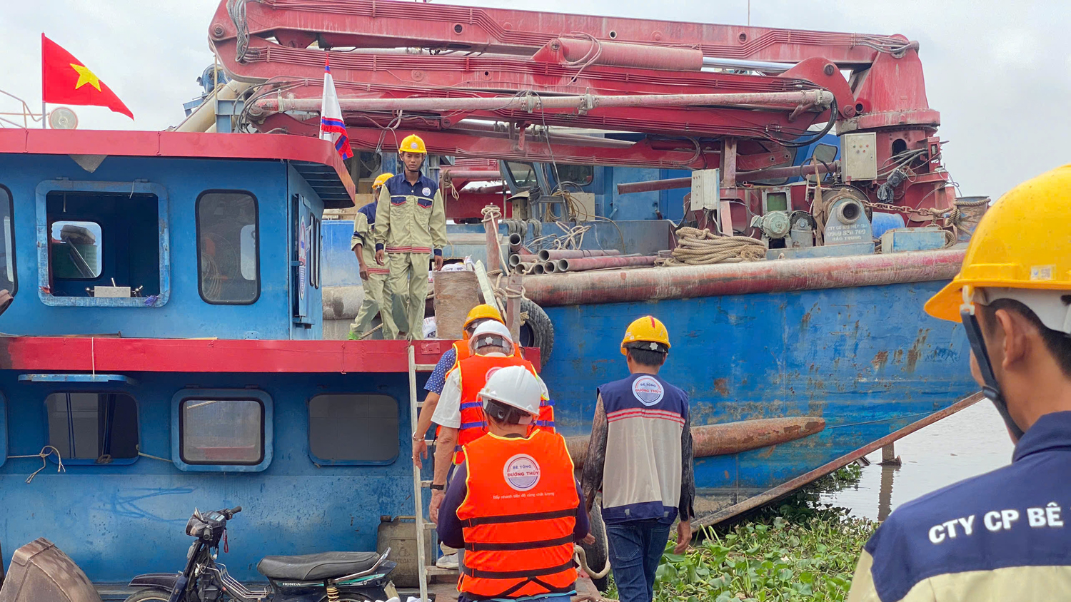 GIÁO SƯ, TIẾN SĨ KHOA HỌC NGUYỄN NGỌC TRÂN THĂM TRẠM TRỘN BÊ TÔNG ĐƯỜNG THỦY TẠI DỰ ÁN CẦU RẠCH MIỄU 2