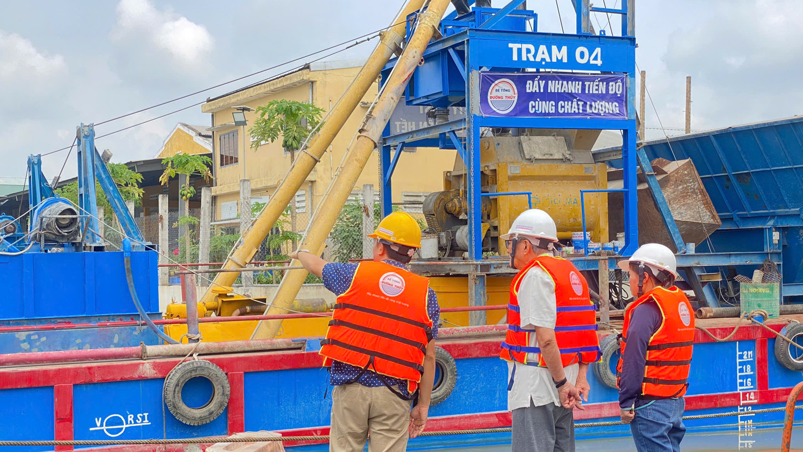 GIÁO SƯ, TIẾN SĨ KHOA HỌC NGUYỄN NGỌC TRÂN THĂM TRẠM TRỘN BÊ TÔNG ĐƯỜNG THỦY TẠI DỰ ÁN CẦU RẠCH MIỄU 2
