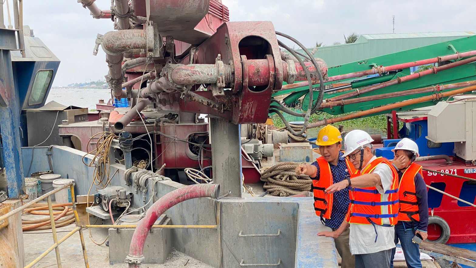 GIÁO SƯ, TIẾN SĨ KHOA HỌC NGUYỄN NGỌC TRÂN THĂM TRẠM TRỘN BÊ TÔNG ĐƯỜNG THỦY TẠI DỰ ÁN CẦU RẠCH MIỄU 2