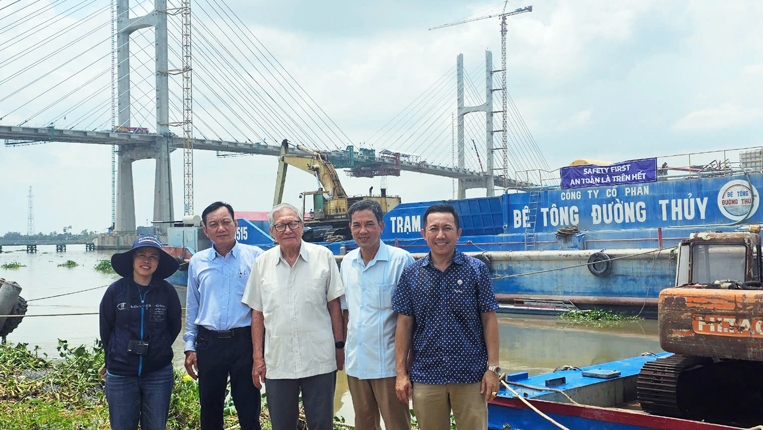 GIÁO SƯ, TIẾN SĨ KHOA HỌC NGUYỄN NGỌC TRÂN THĂM TRẠM TRỘN BÊ TÔNG ĐƯỜNG THỦY TẠI DỰ ÁN CẦU RẠCH MIỄU 2