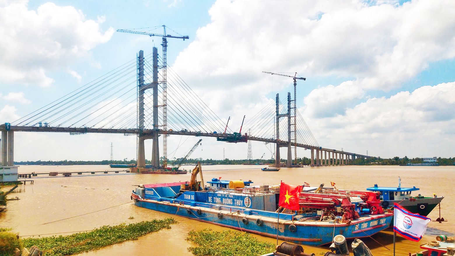GIÁO SƯ, TIẾN SĨ KHOA HỌC NGUYỄN NGỌC TRÂN THĂM TRẠM TRỘN BÊ TÔNG ĐƯỜNG THỦY TẠI DỰ ÁN CẦU RẠCH MIỄU 2