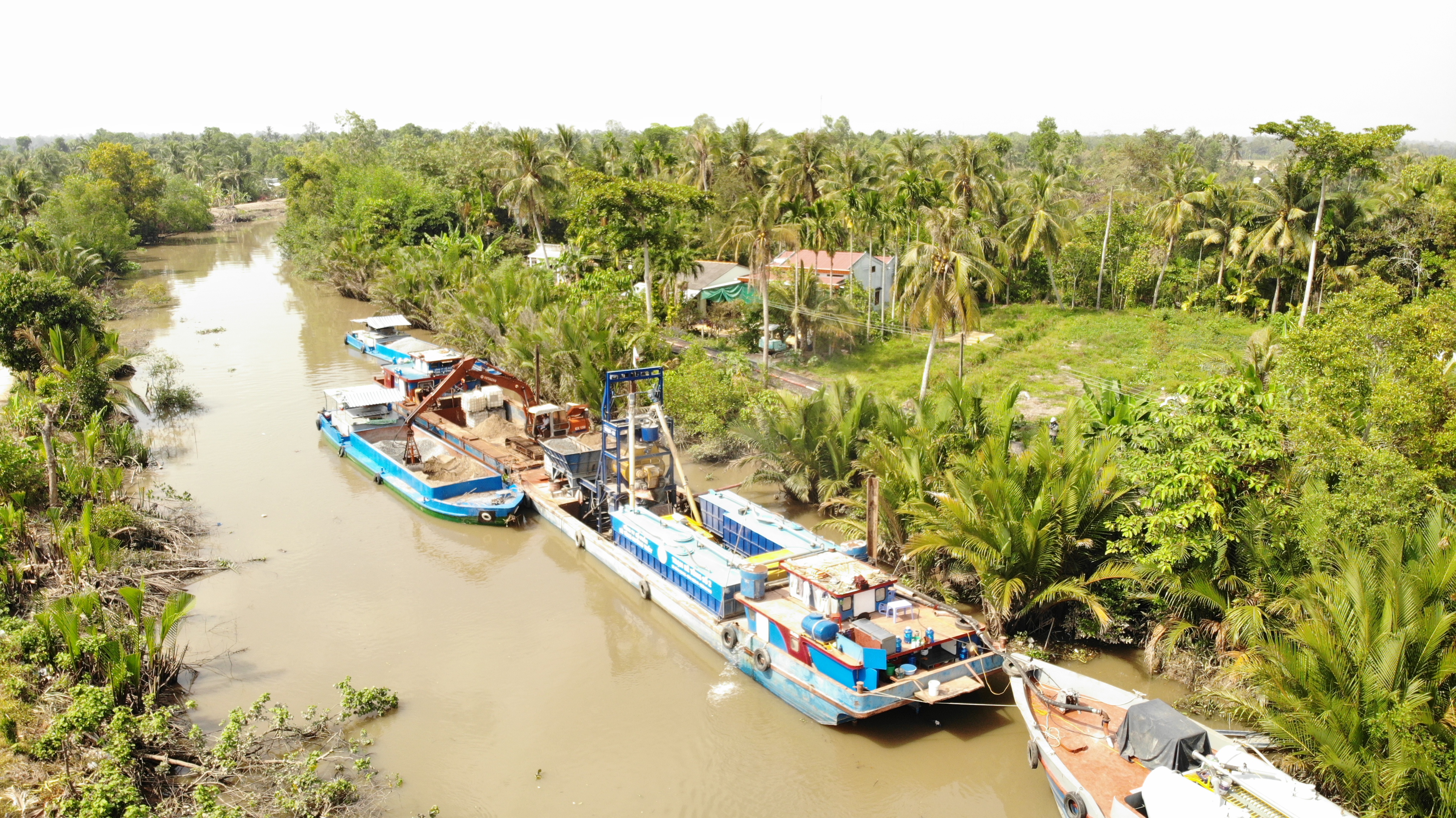 Đường đê bao thuộc hệ thống thủy phục vụ XD nông thôn mới